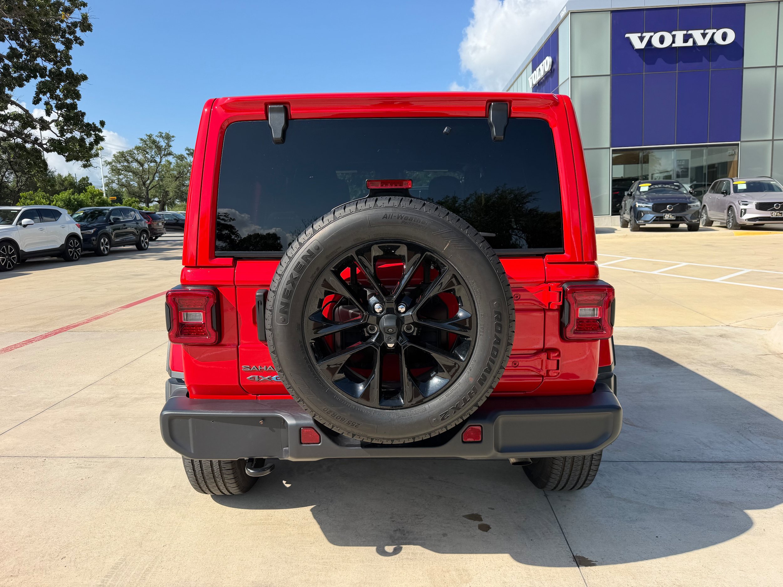 Used 2025 Jeep Wrangler Unlimited Sahara AWD/4WD image 5