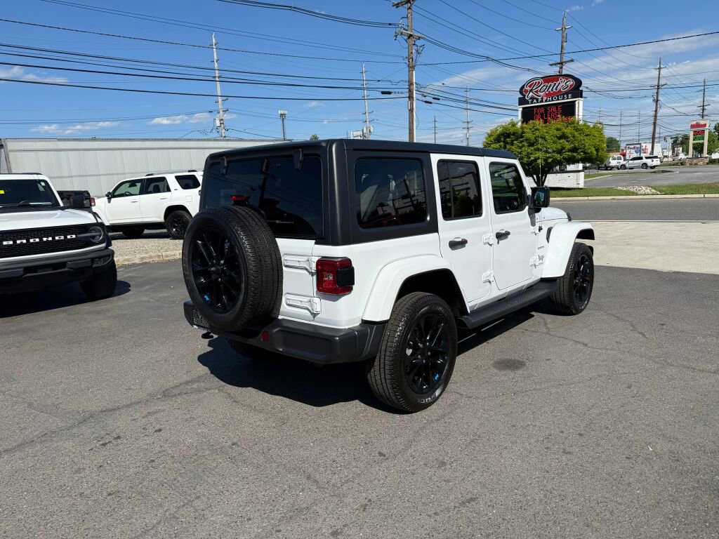 Used 2022 Jeep Wrangler Unlimited Sahara w/ Cold Weather Group AWD/4WD image 7