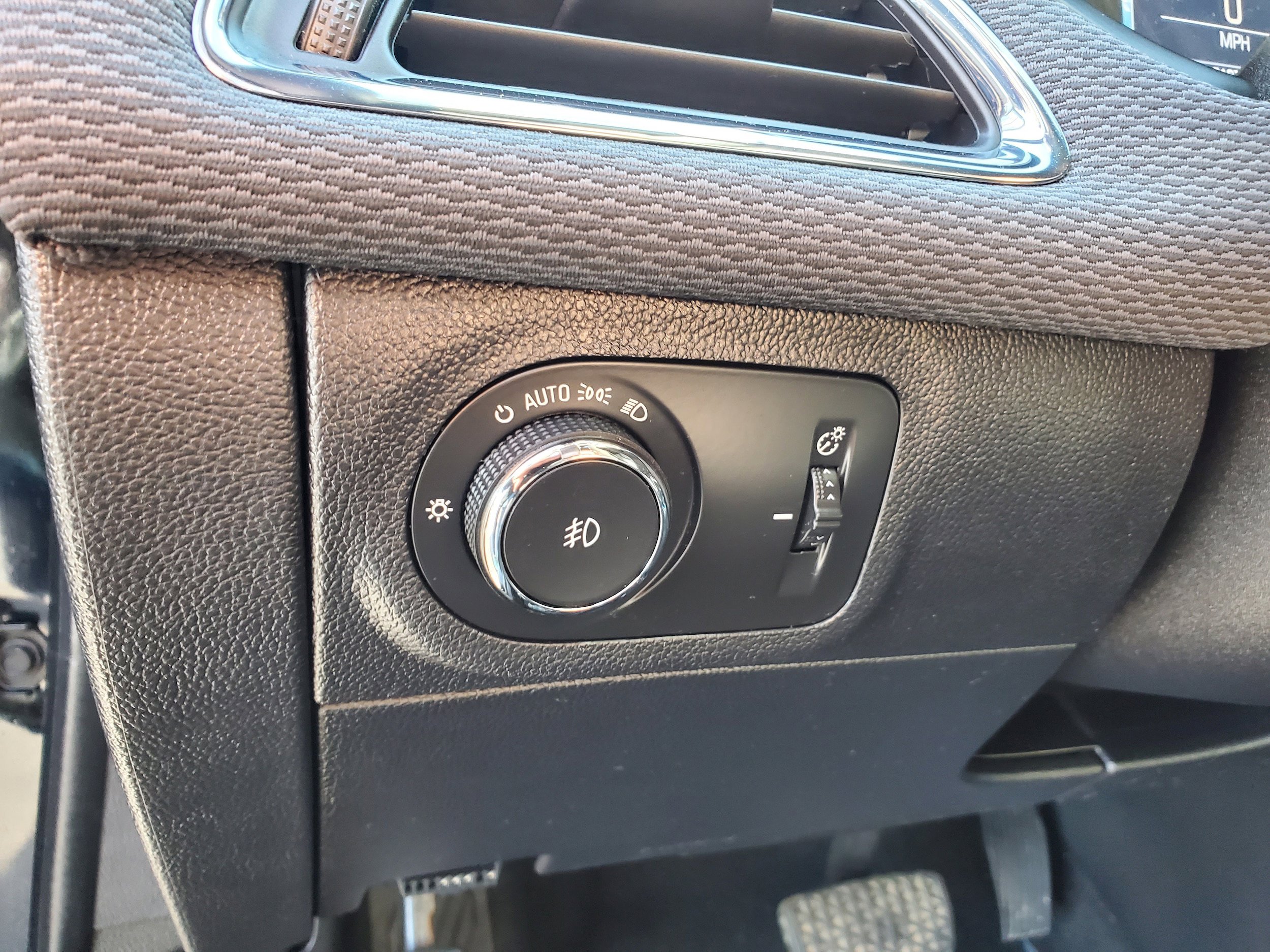 Used 2018 Chevrolet Cruze LT FWD image 11