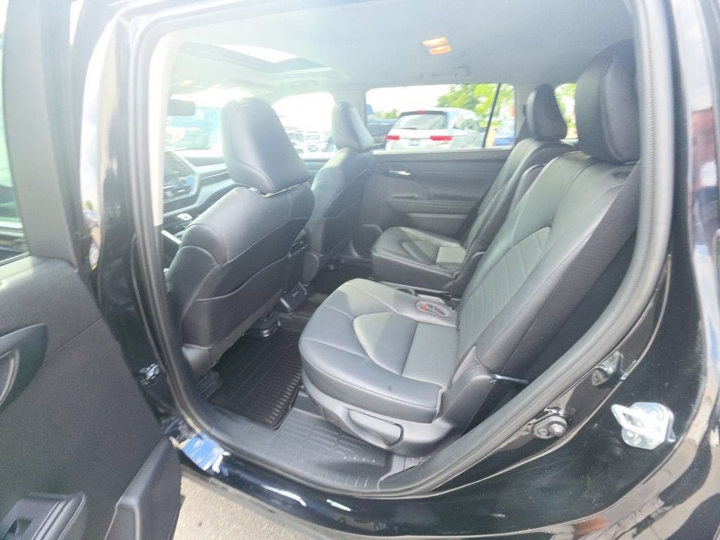 Used 2021 Toyota Highlander XLE AWD/4WD image 29