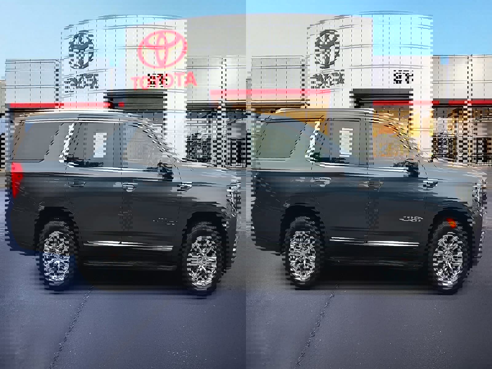 Used 2021 GMC Yukon SLT w/ SLT Premium Package image 4