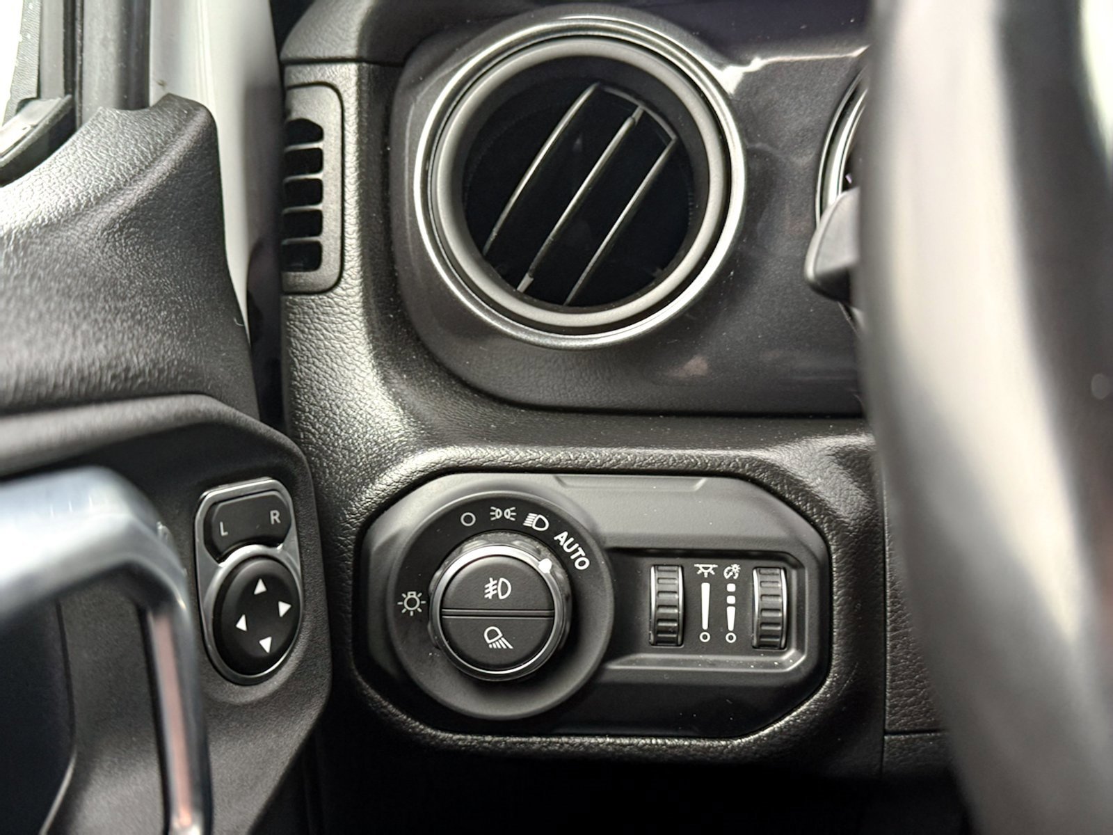 Used 2022 Jeep Gladiator Sport image 36