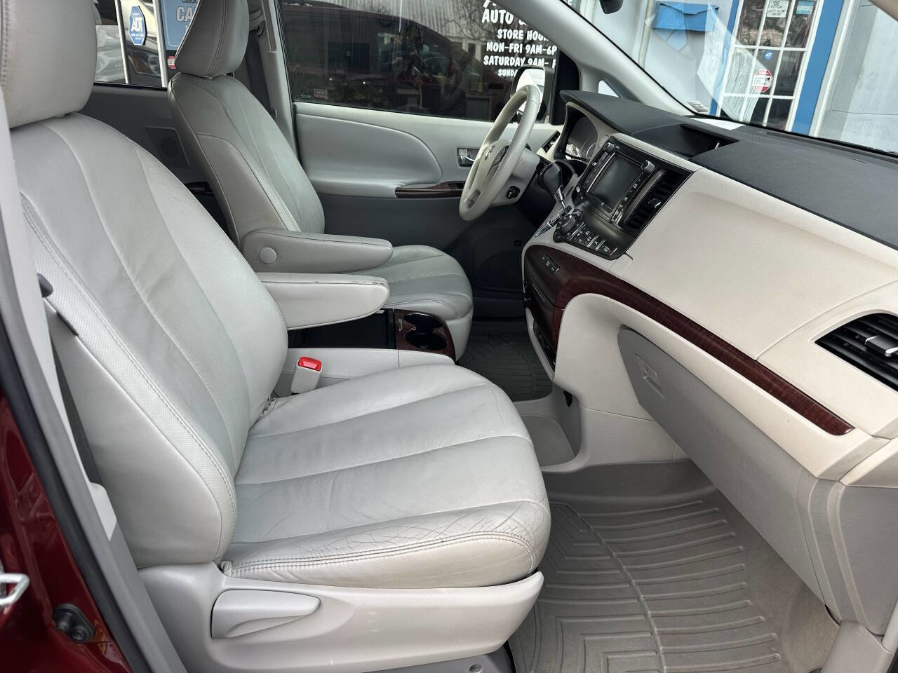 Used 2011 Toyota Sienna XLE image 13