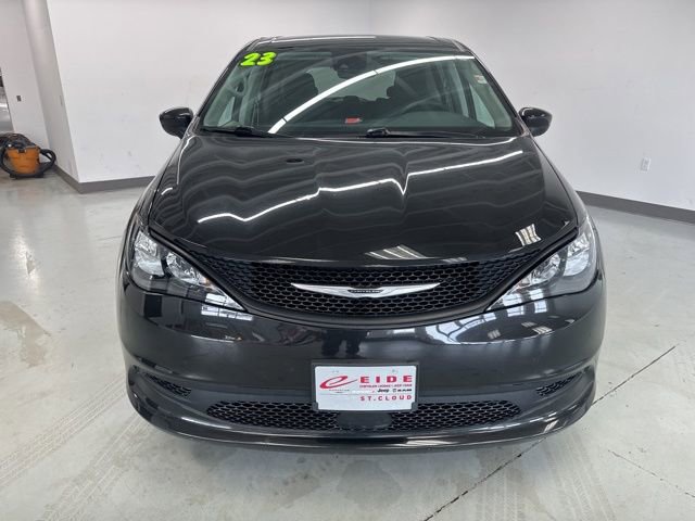 Used 2023 Chrysler Voyager LX image 3