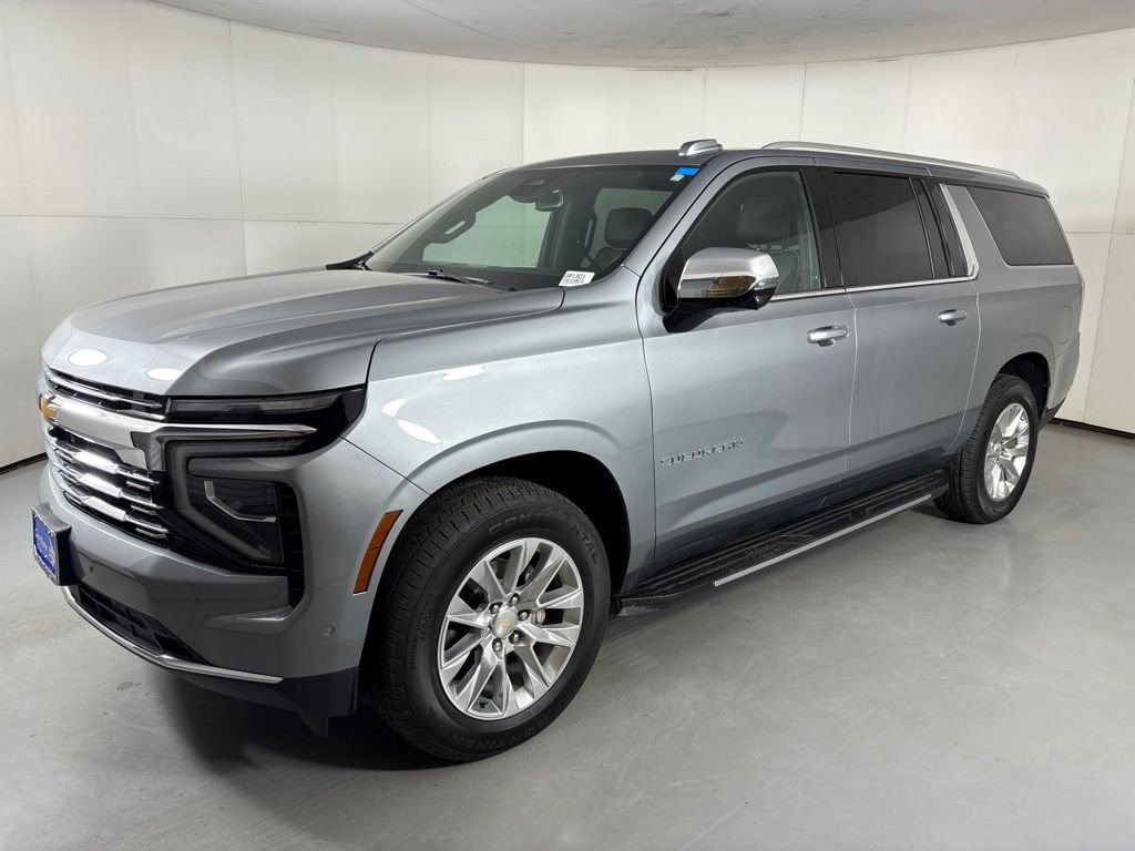 Used 2025 Chevrolet Suburban Premier RWD image 5