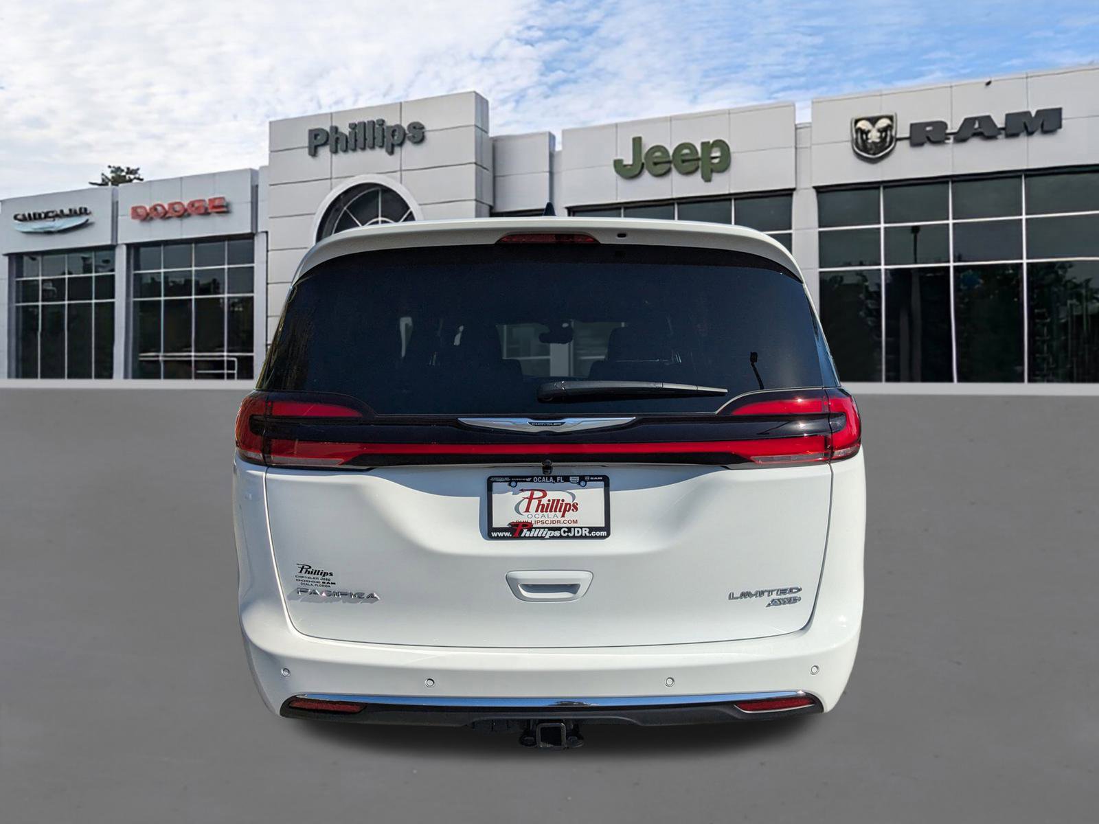 New 2026 Chrysler Pacifica Limited w/ Trailer Tow Group AWD/4WD image 4