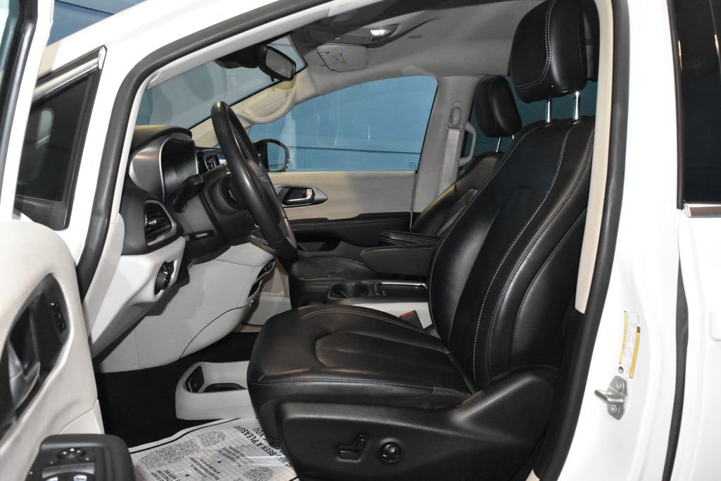 Used 2024 Chrysler Pacifica Touring-L image 7