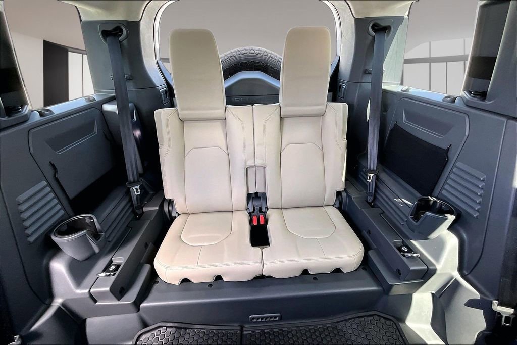 Certified 2023 Land Rover Defender 110 SE image 24