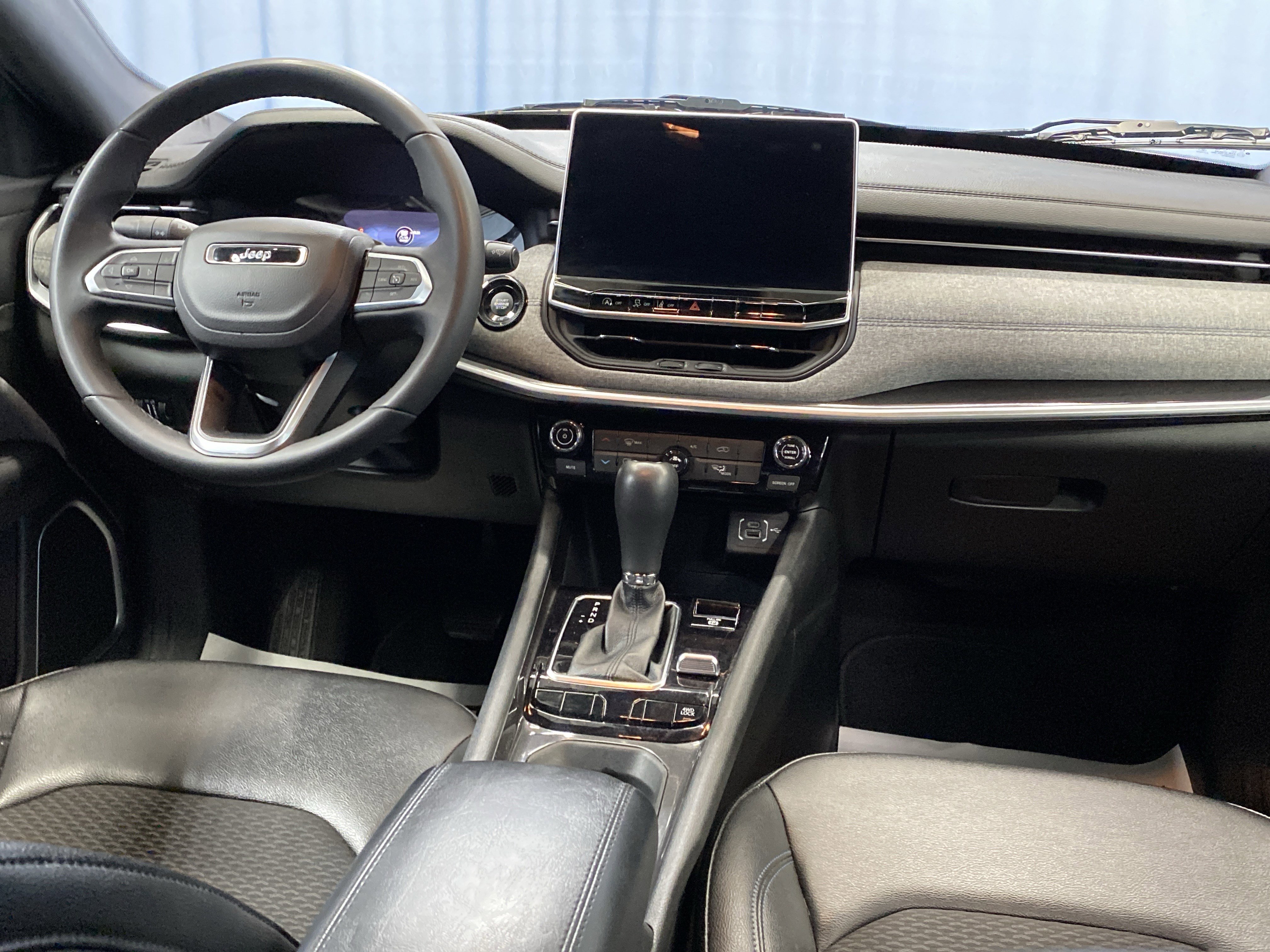 Certified 2024 Jeep Compass Latitude image 40