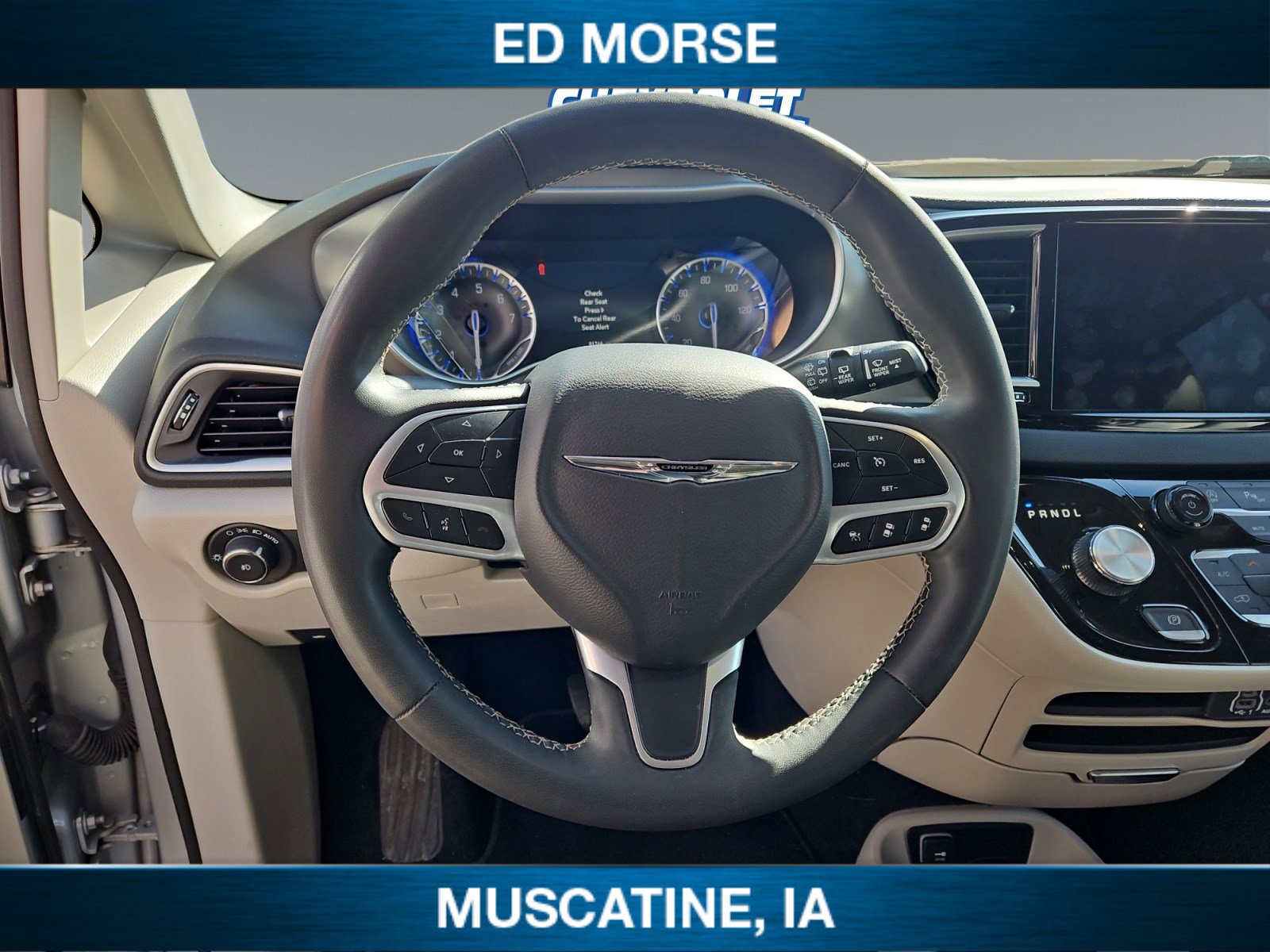 Used 2023 Chrysler Pacifica Touring-L FWD image 14