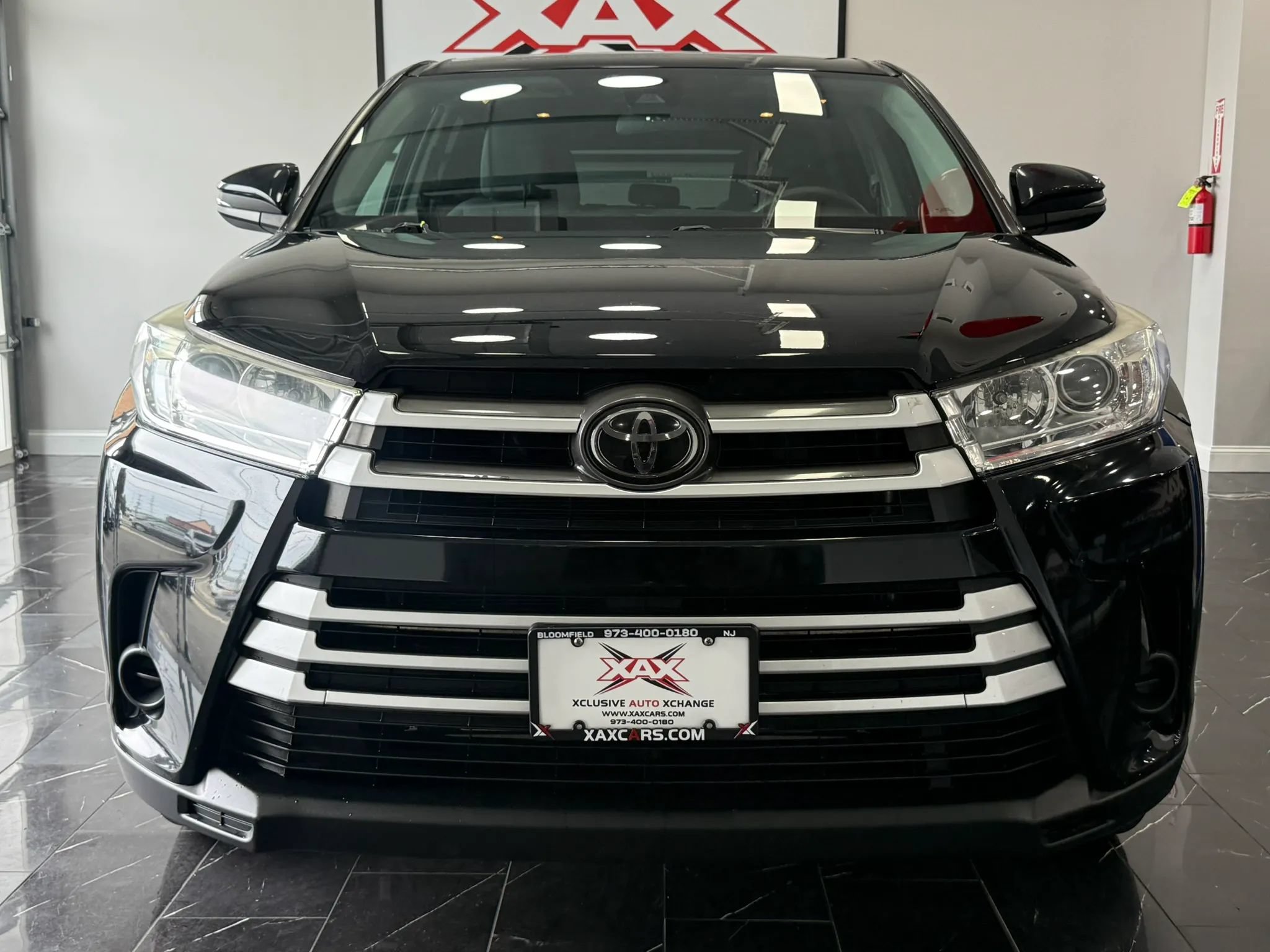 Used 2019 Toyota Highlander LE AWD/4WD image 2
