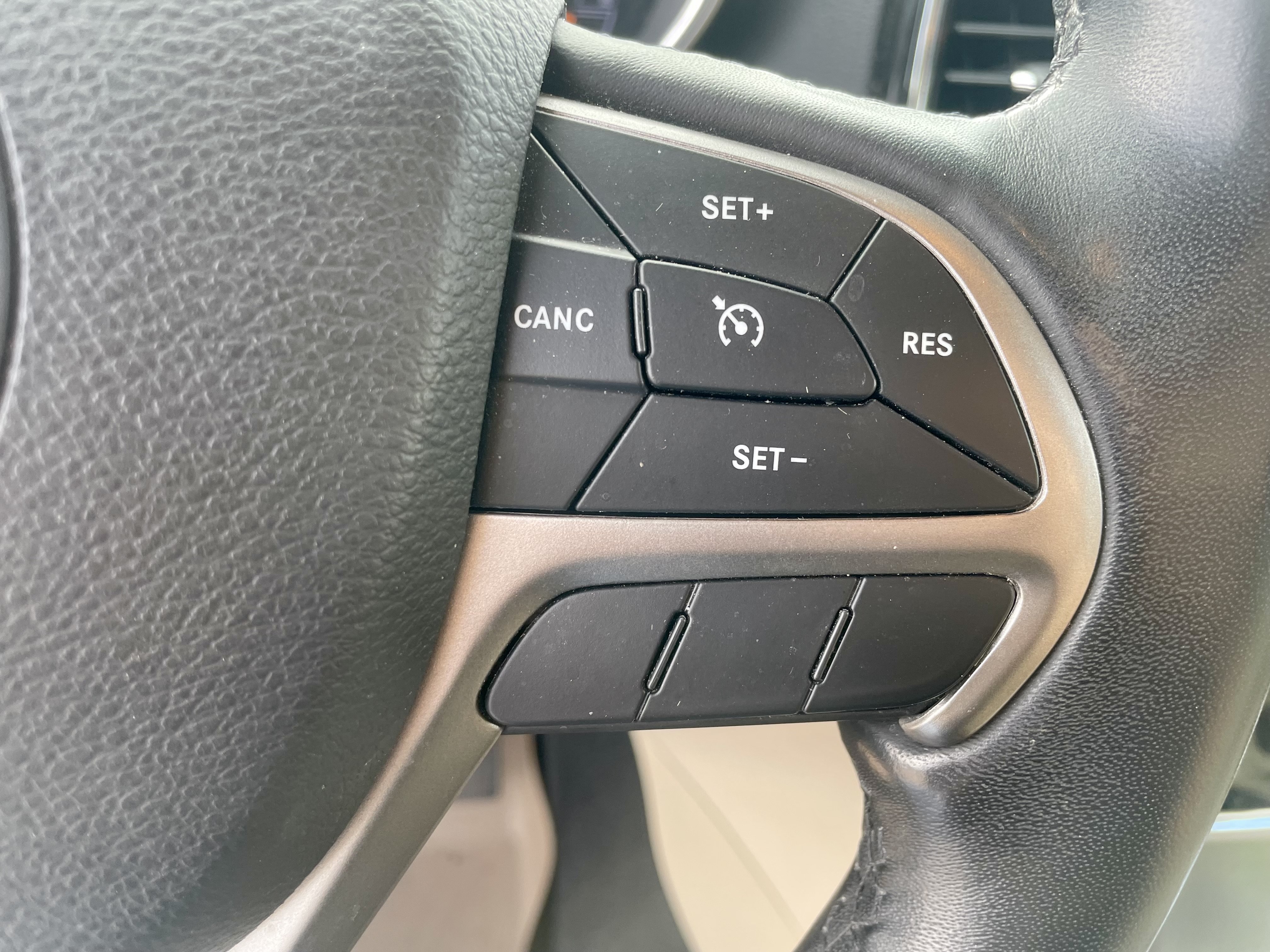 Used 2019 Jeep Grand Cherokee Limited AWD/4WD image 17