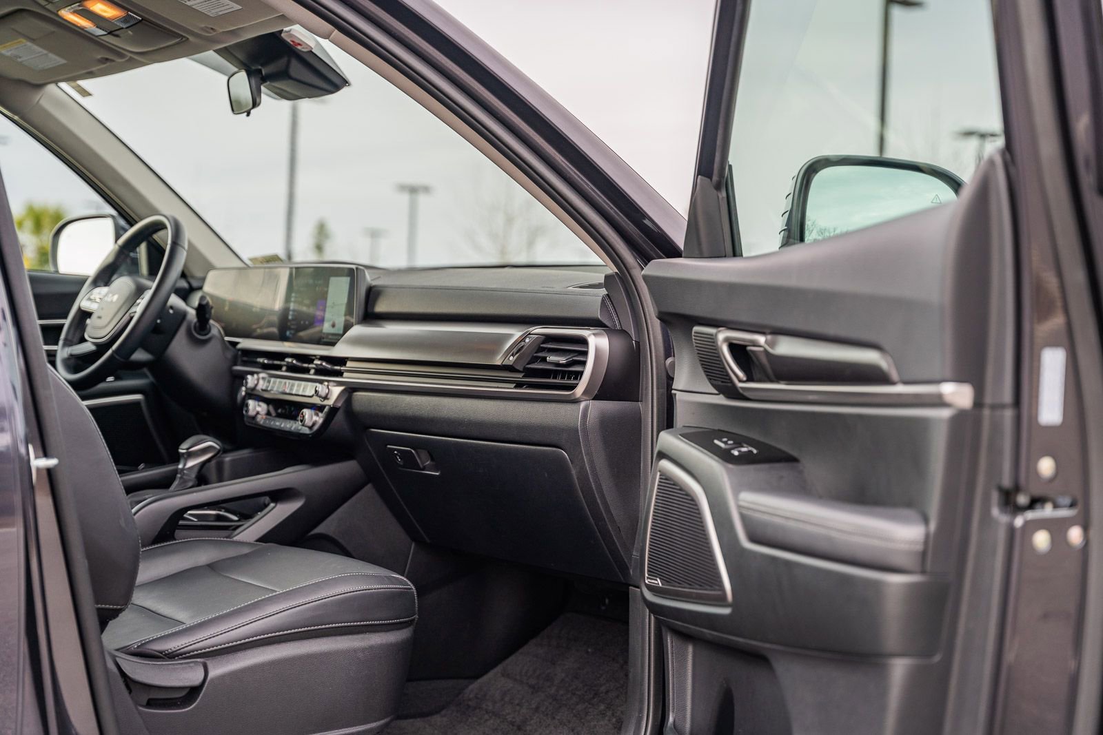 Used 2025 Kia Telluride LX image 12
