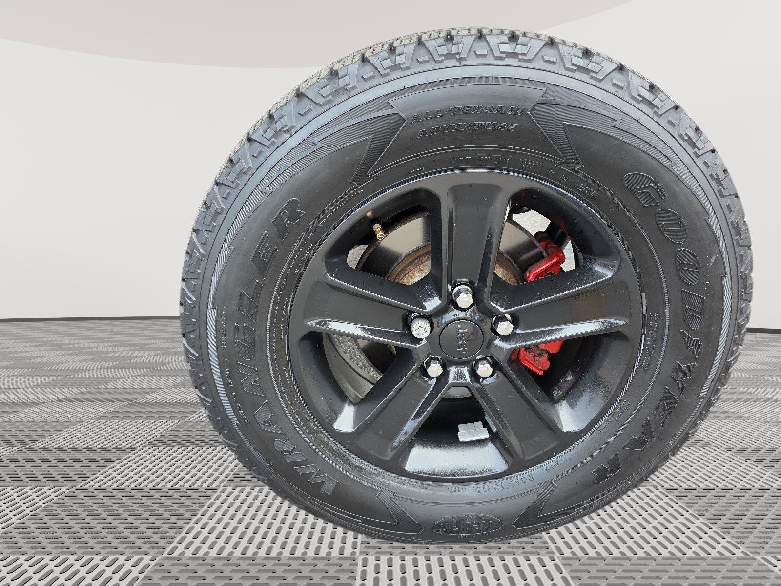 Used 2018 Jeep Wrangler Unlimited Sahara w/ Dual Top Group image 22