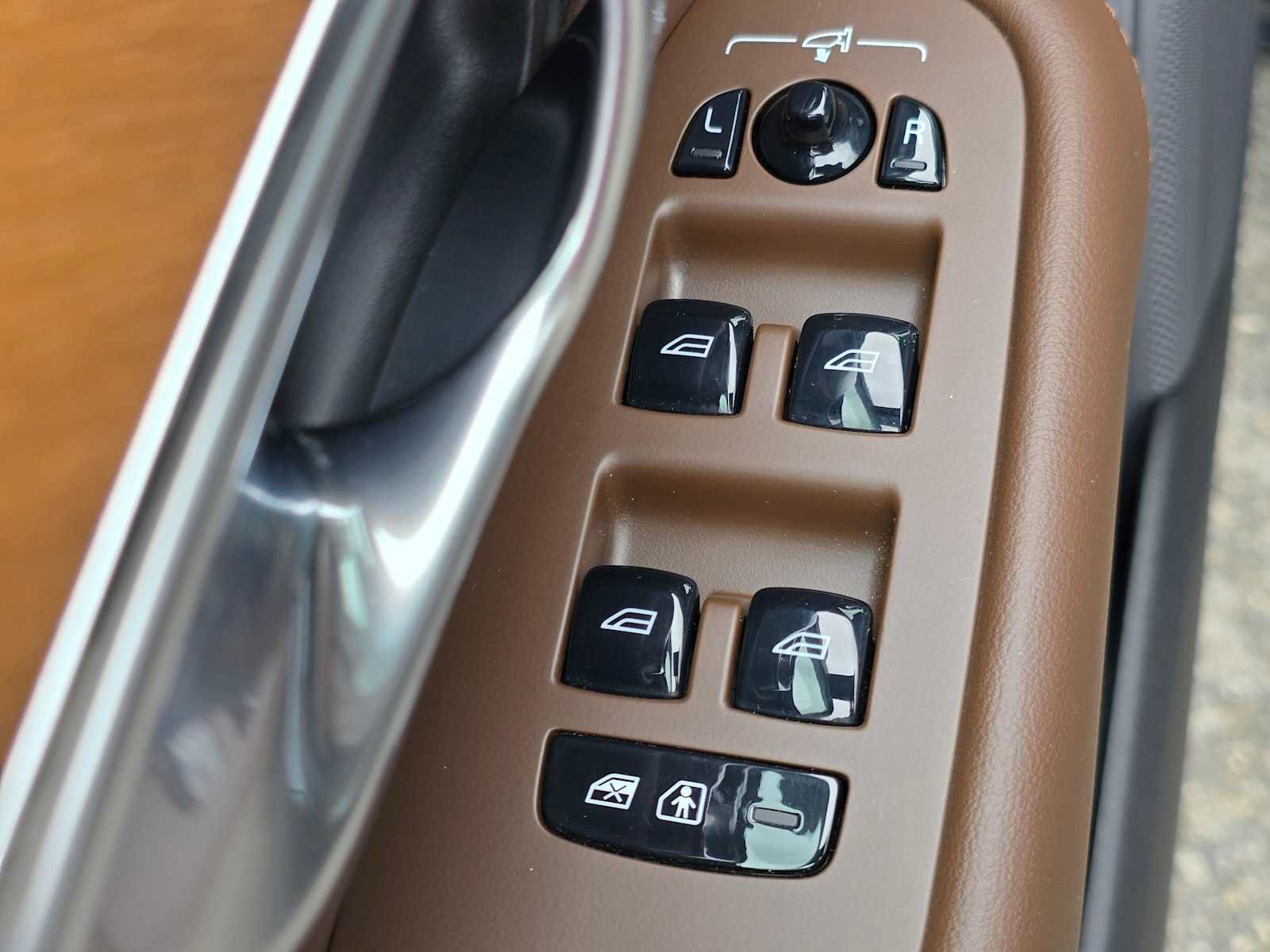 Certified 2023 Volvo XC90 T8 Plus AWD/4WD image 23