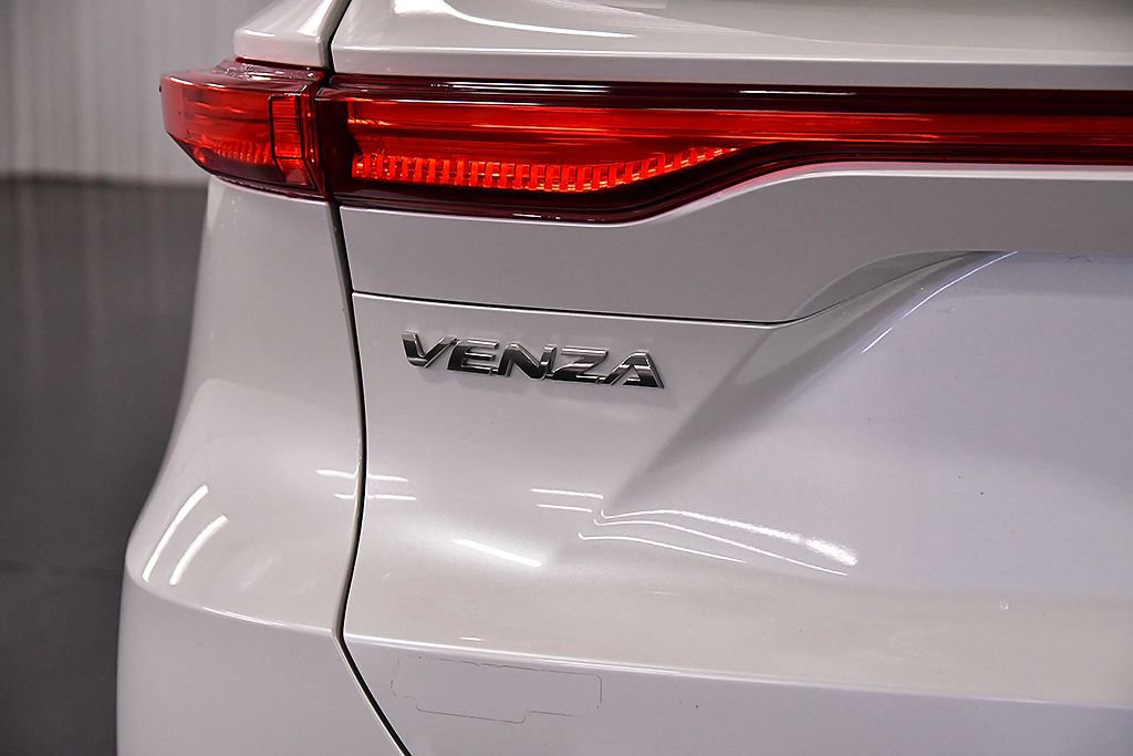 Used 2023 Toyota Venza XLE image 12