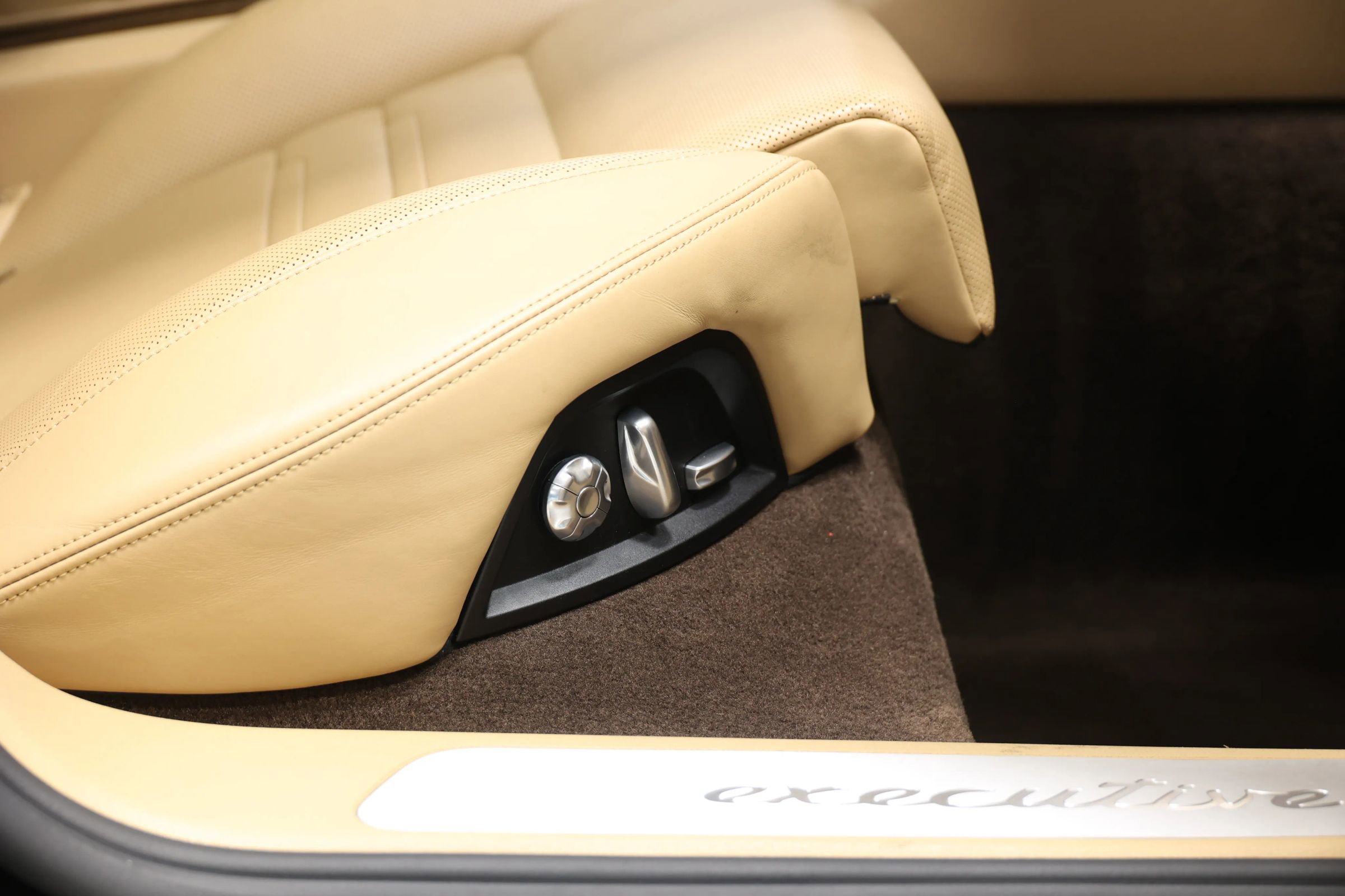 Used 2018 Porsche Panamera 4 Executive w/ Dark Walnut Interior Package image 84