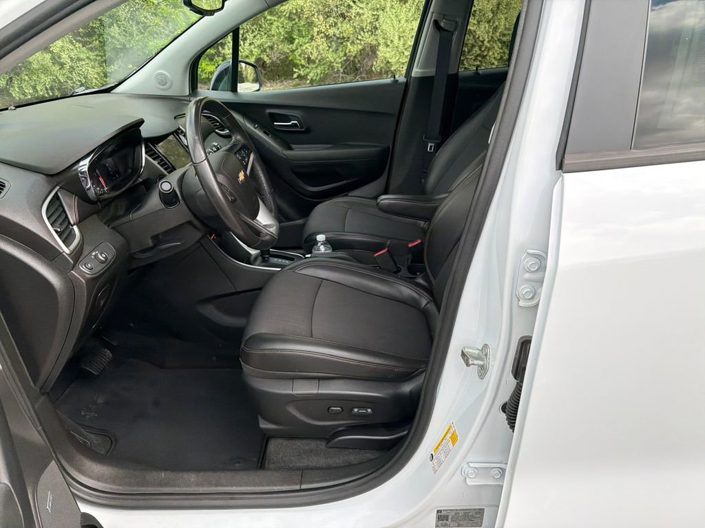 Used 2020 Chevrolet Trax LT w/ Sun & Sound Package FWD image 10