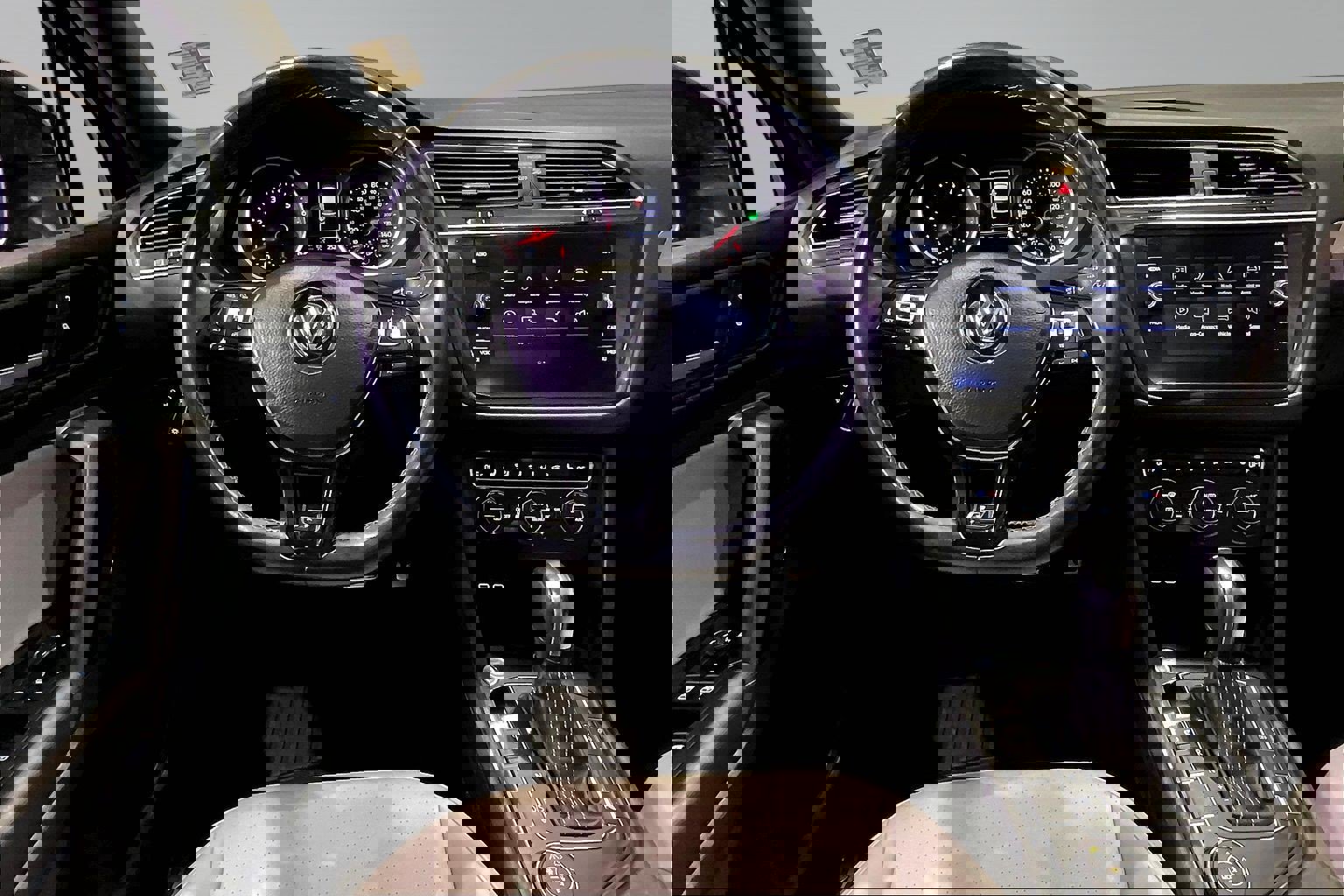 Used 2021 Volkswagen Tiguan SE R-Line image 8