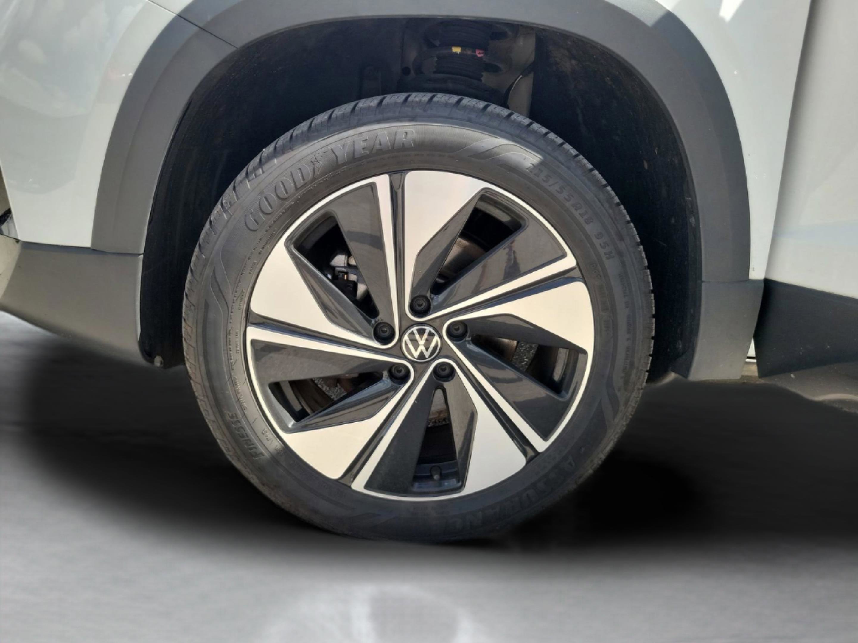 Used 2025 Volkswagen Taos SE AWD/4WD image 32