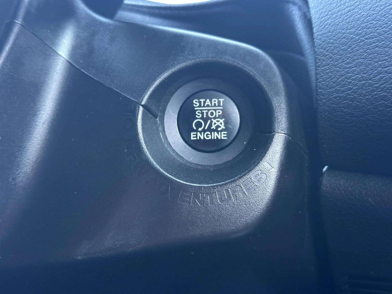 Used 2022 Jeep Renegade Latitude AWD/4WD image 12