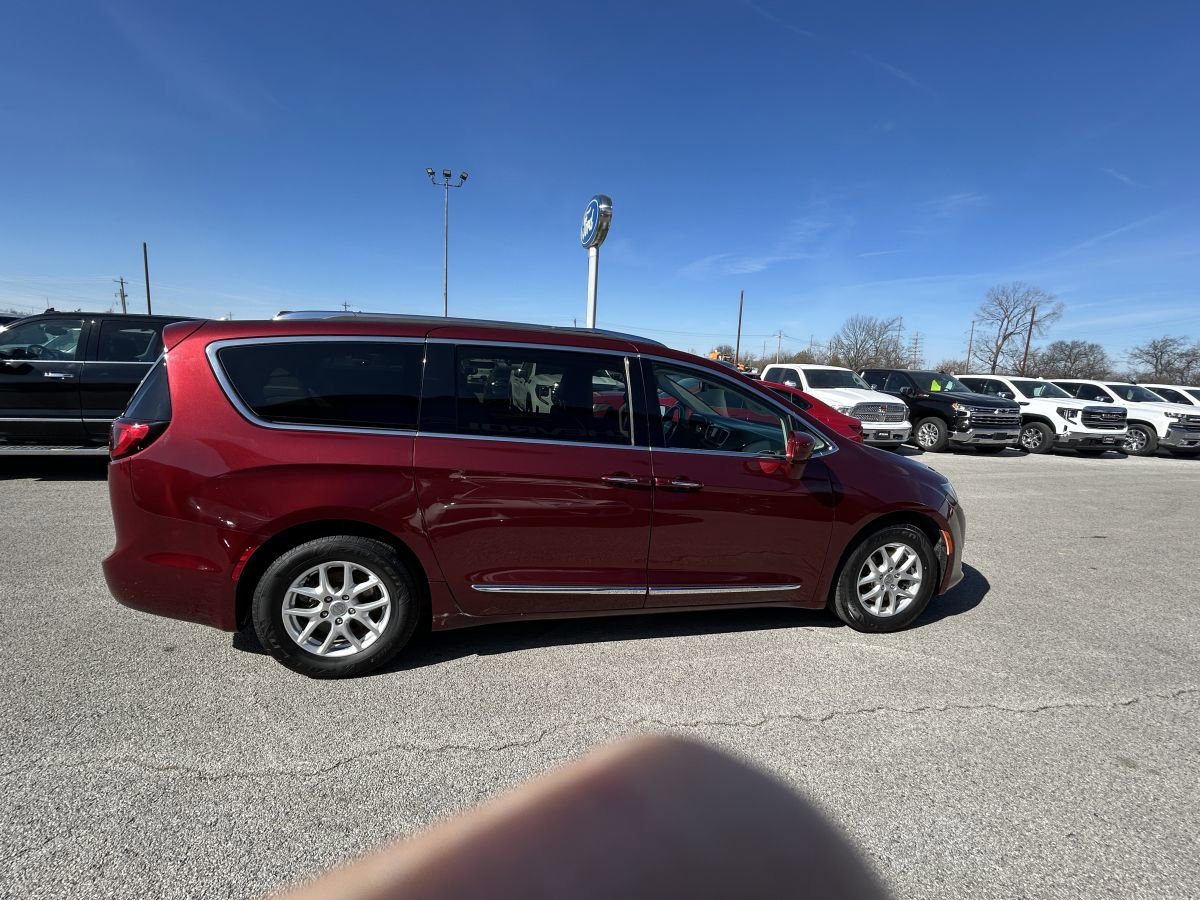 Used 2020 Chrysler Pacifica Touring-L image 3