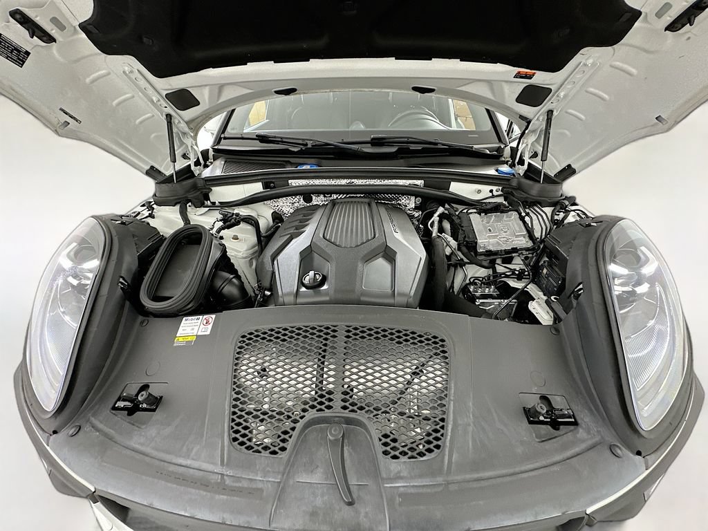 Certified 2022 Porsche Macan AWD/4WD image 33