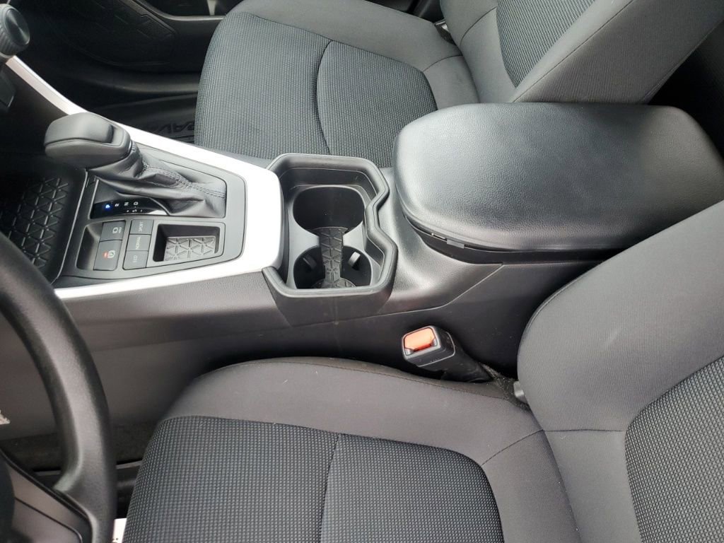 Used 2021 Toyota RAV4 LE image 29