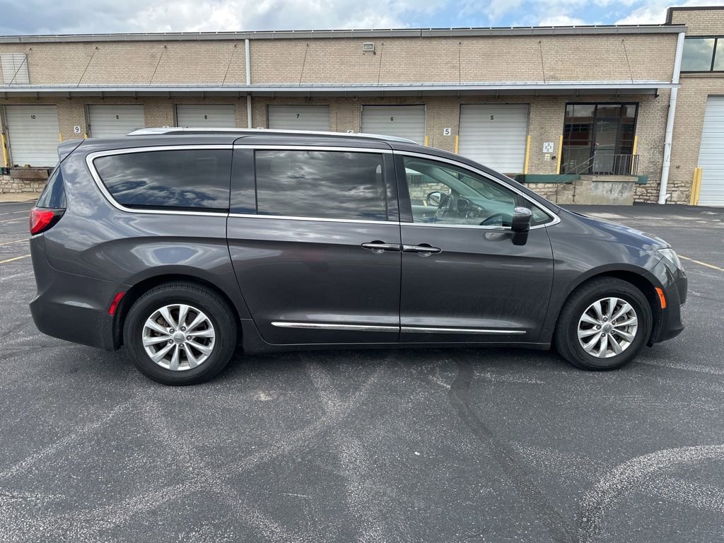 Used 2019 Chrysler Pacifica Touring-L FWD image 4
