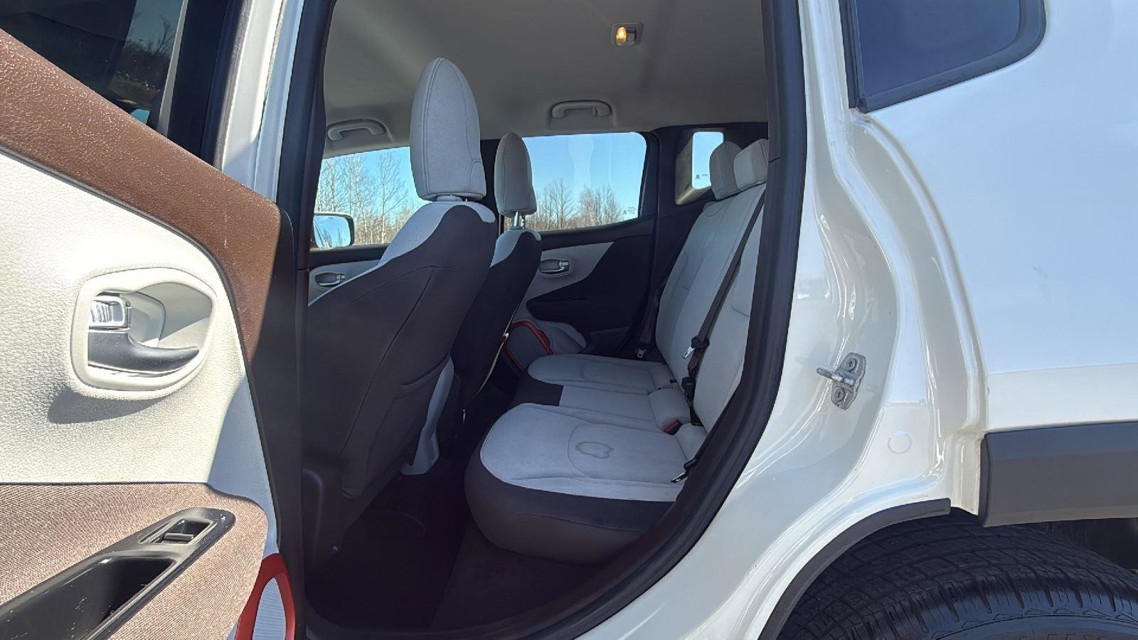 Used 2015 Jeep Renegade Latitude w/ Cold Weather Group image 24