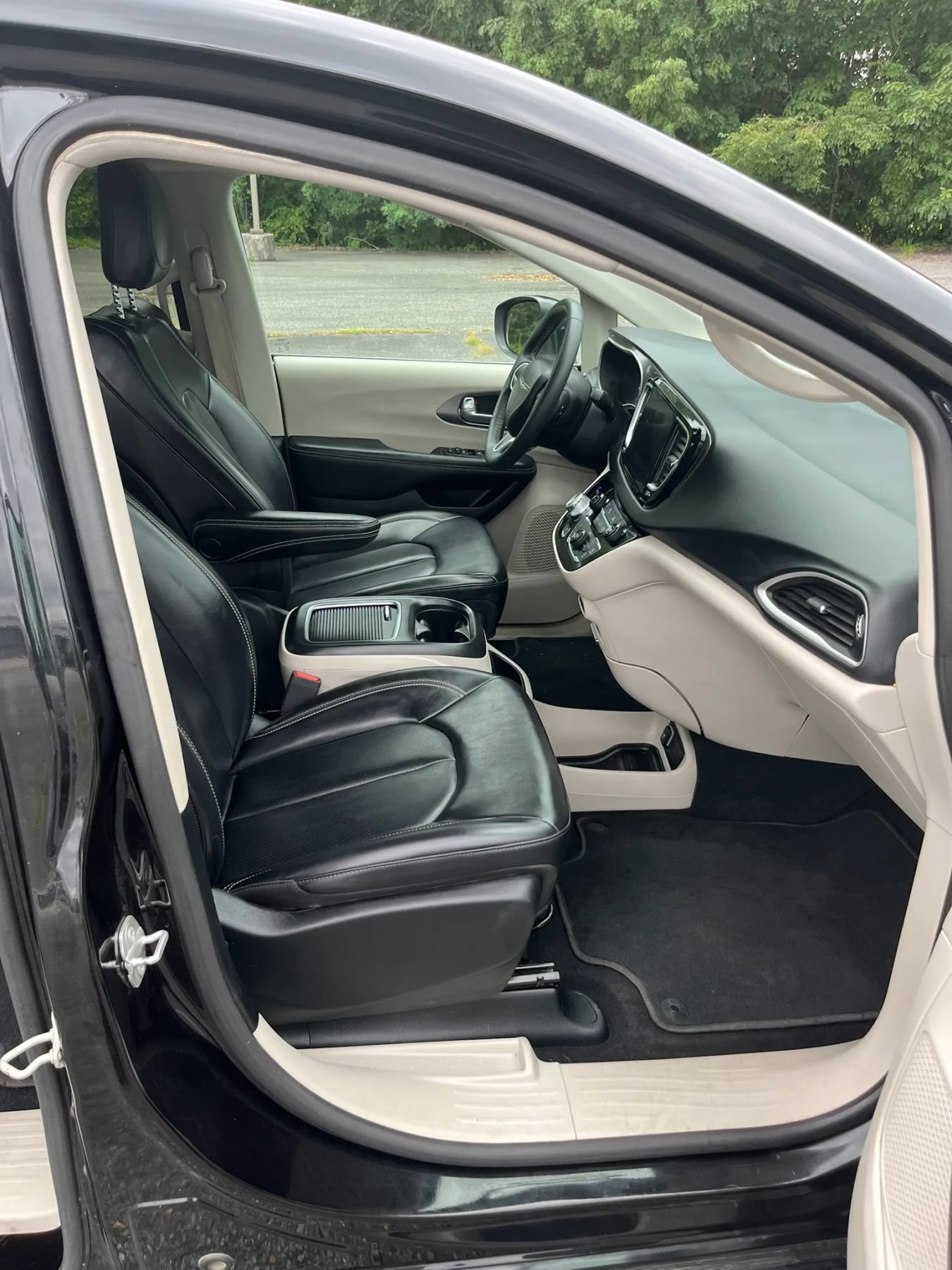 Used 2023 Chrysler Pacifica Touring-L FWD image 22