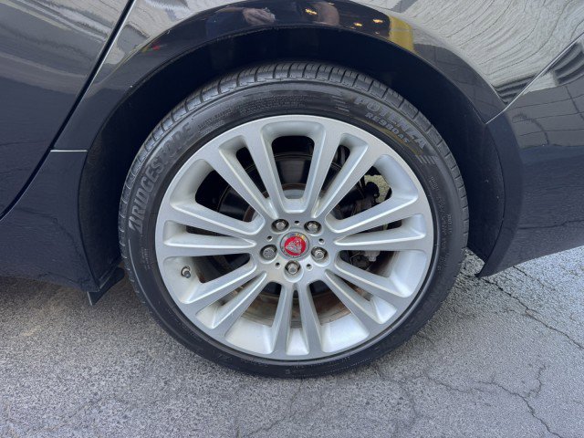 Used 2020 Jaguar XF Premium image 33