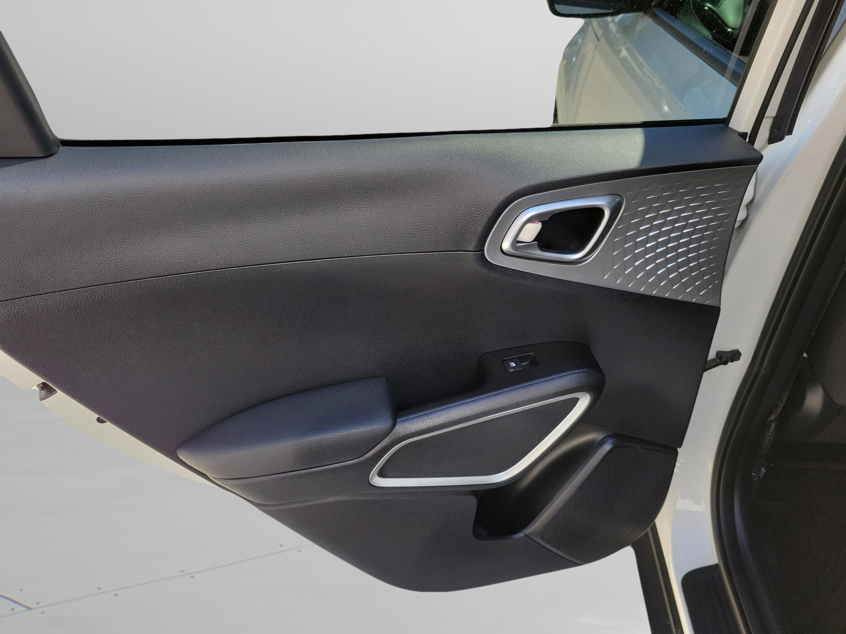 Used 2024 Kia Soul S FWD image 9