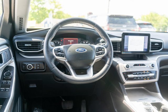 Used 2023 Ford Explorer XLT w/ Equipment Group 202A AWD/4WD image 14