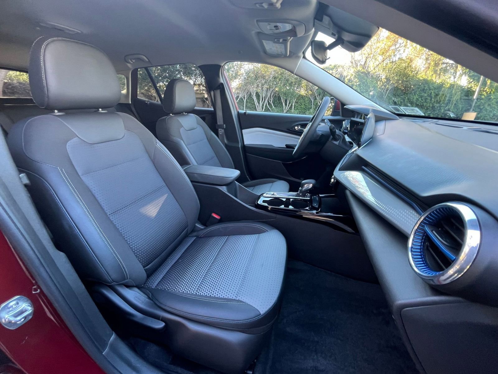 Used 2025 Chevrolet Trax LT image 34