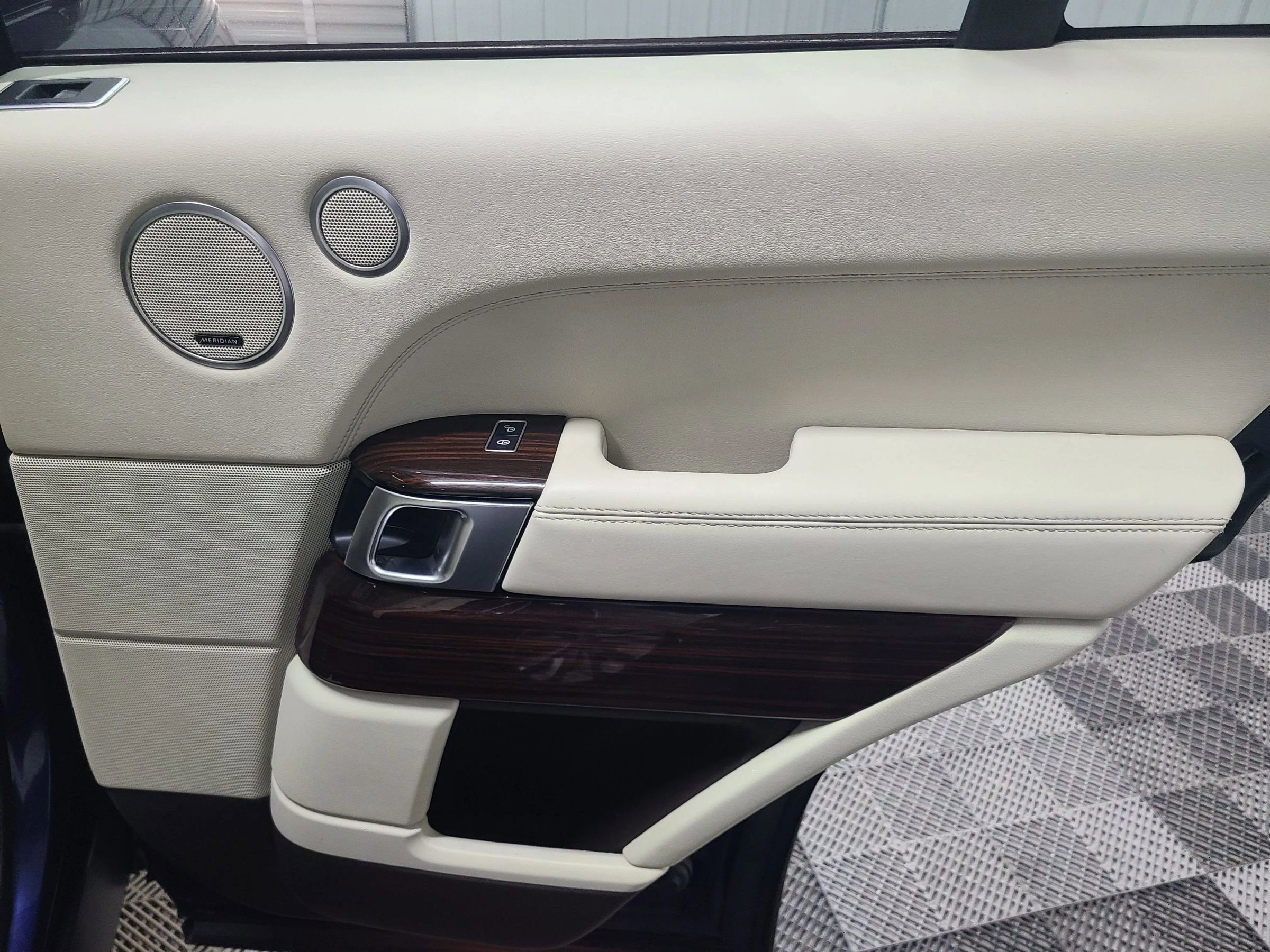 Used 2016 Land Rover Range Rover HSE image 40