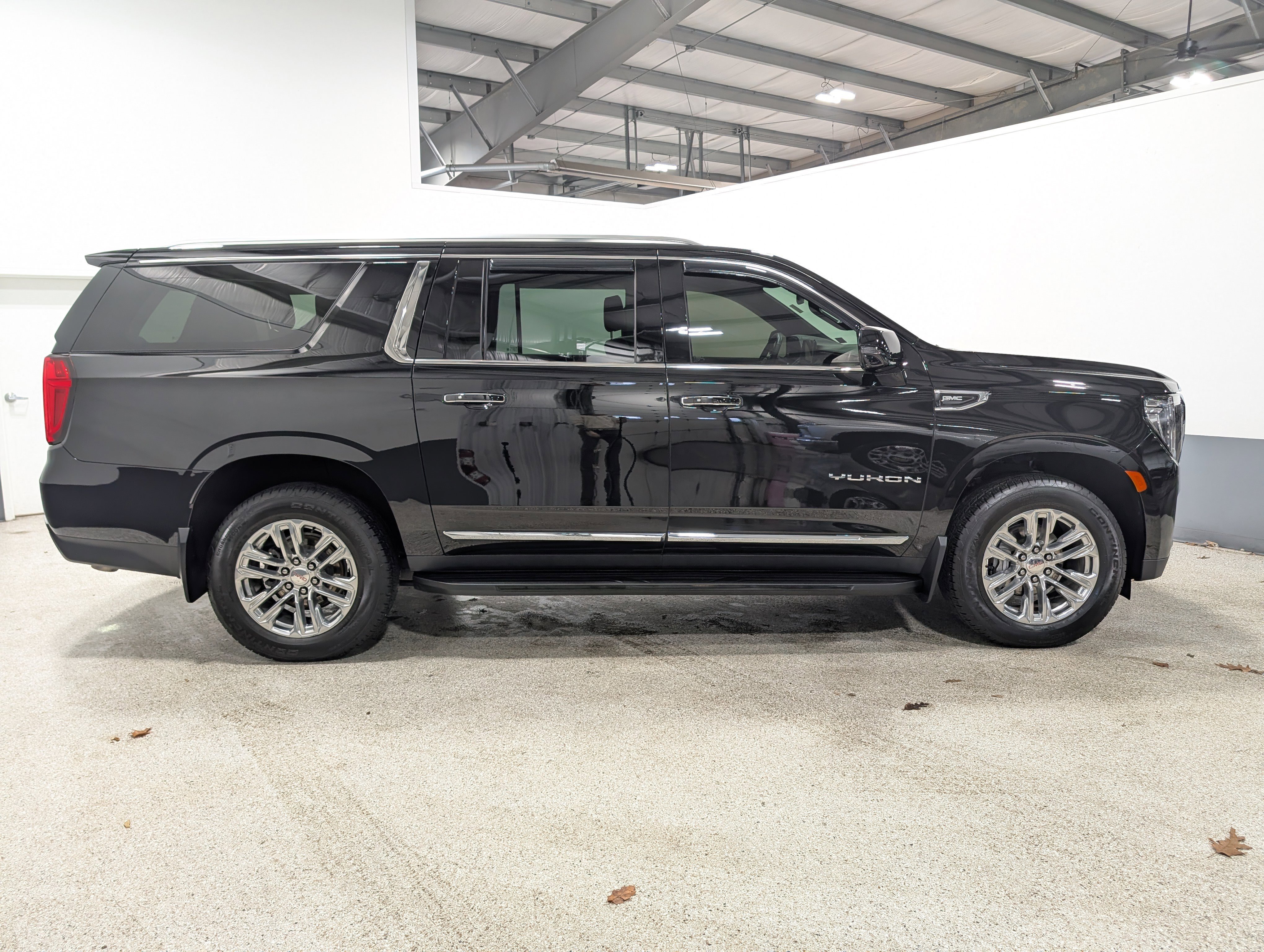 Used 2022 GMC Yukon XL SLT w/ SLT Luxury Package image 2