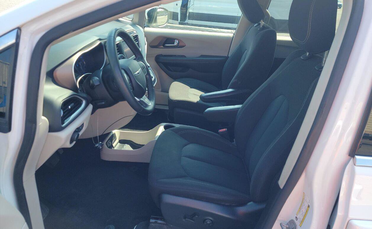 Used 2023 Chrysler Voyager LX FWD image 3