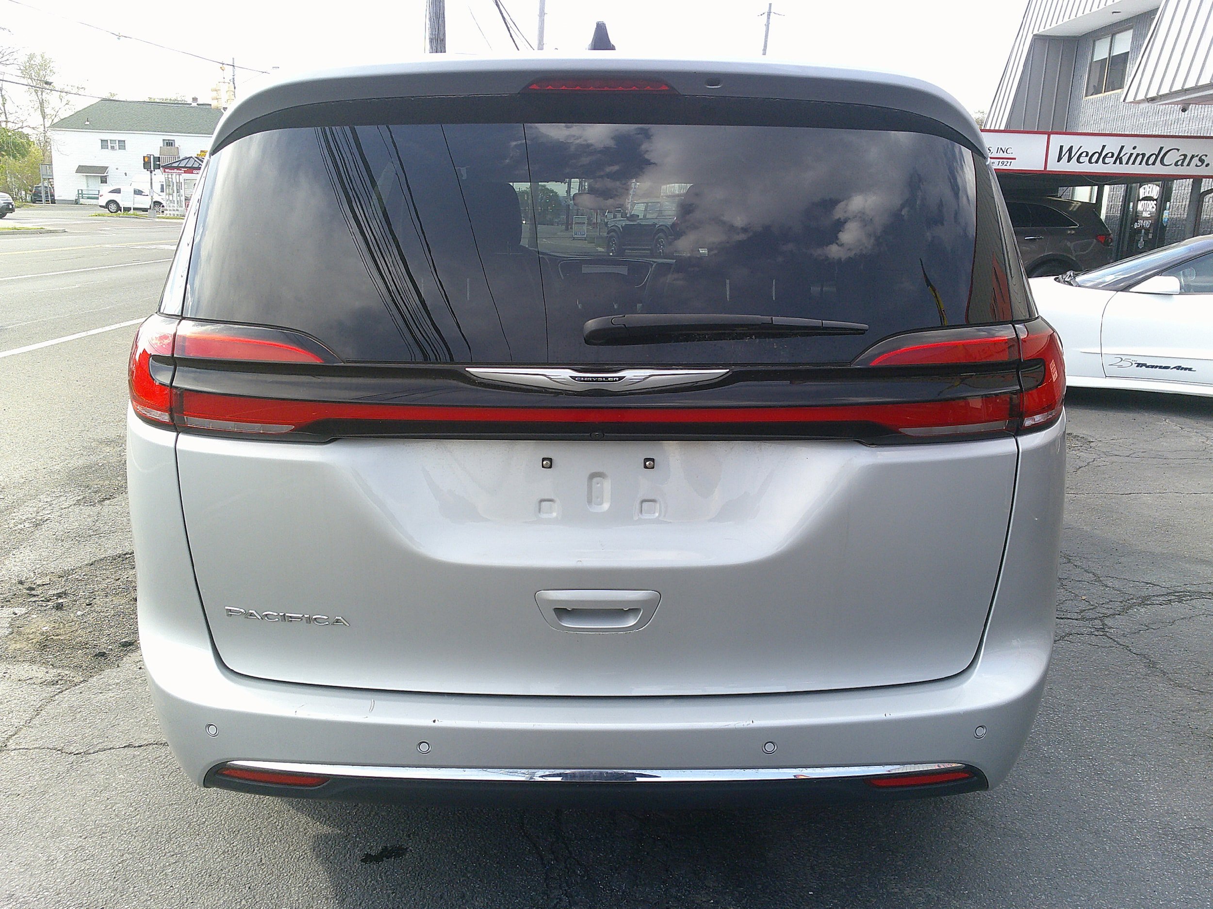 Used 2024 Chrysler Pacifica Touring-L FWD image 4
