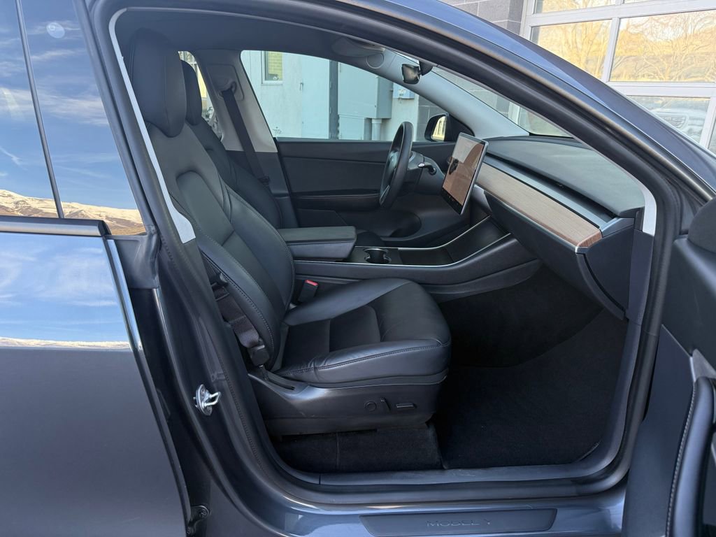 Used 2020 Tesla Model Y Long Range image 18