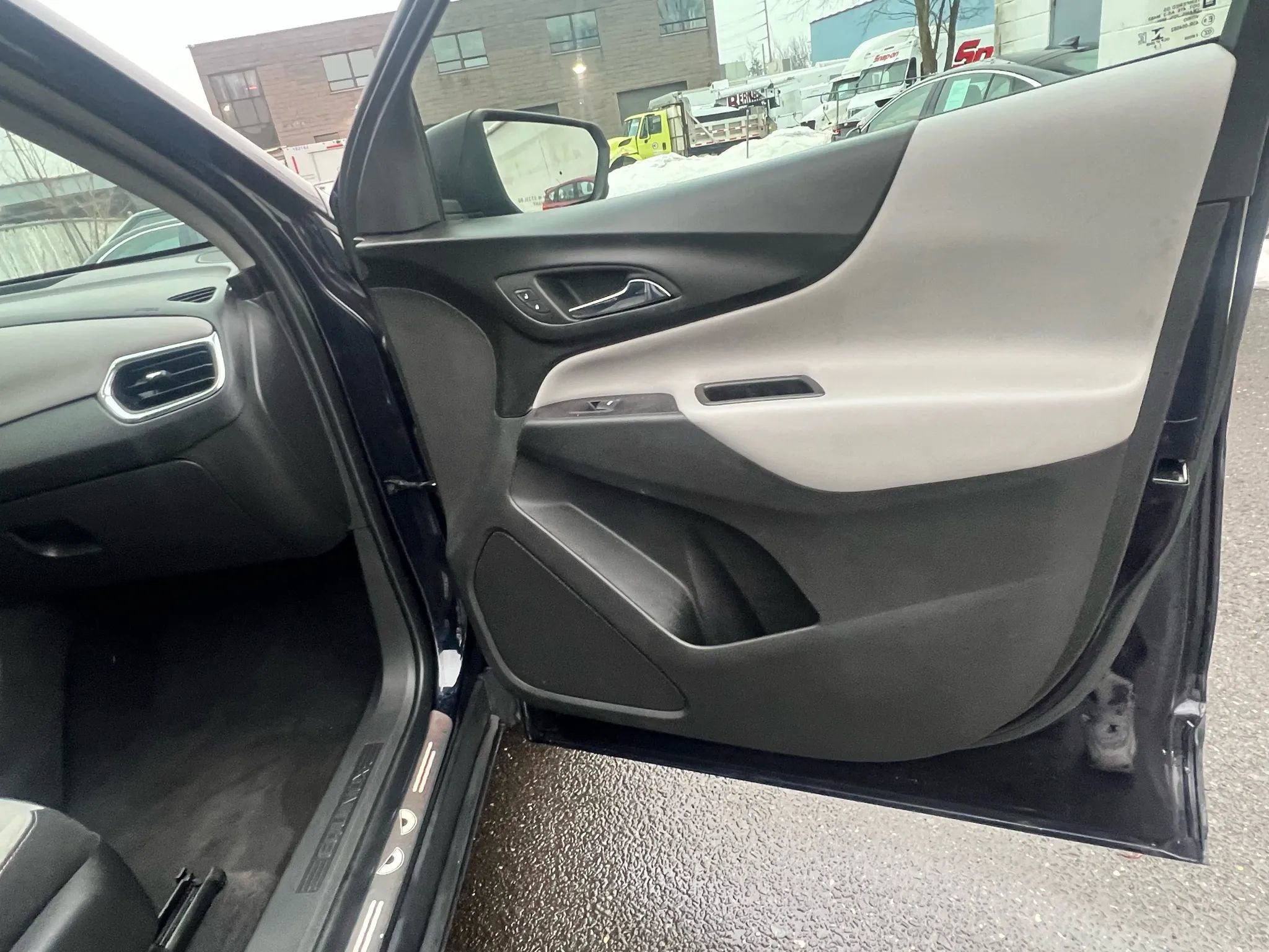 Used 2020 Chevrolet Equinox LS image 30