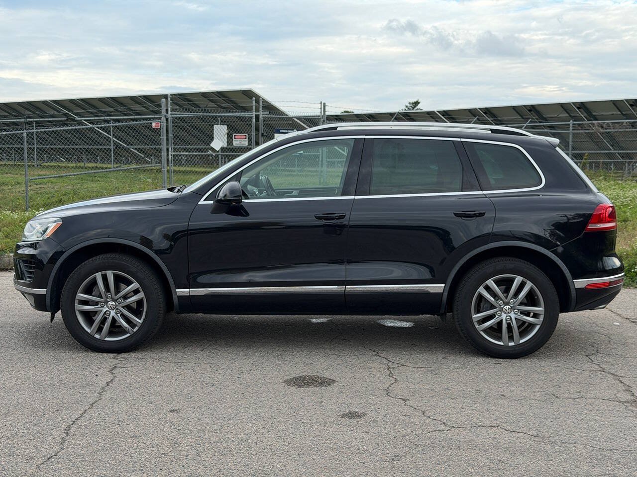 Used 2016 Volkswagen Touareg VR6 AWD/4WD image 2