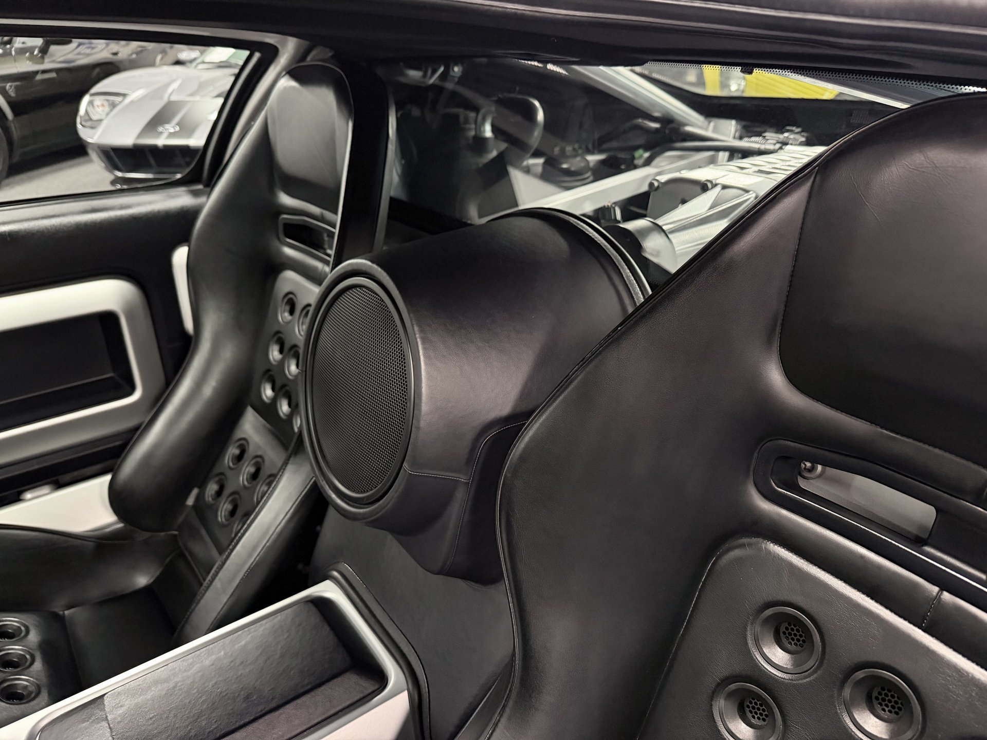 Used 2005 Ford GT RWD image 22
