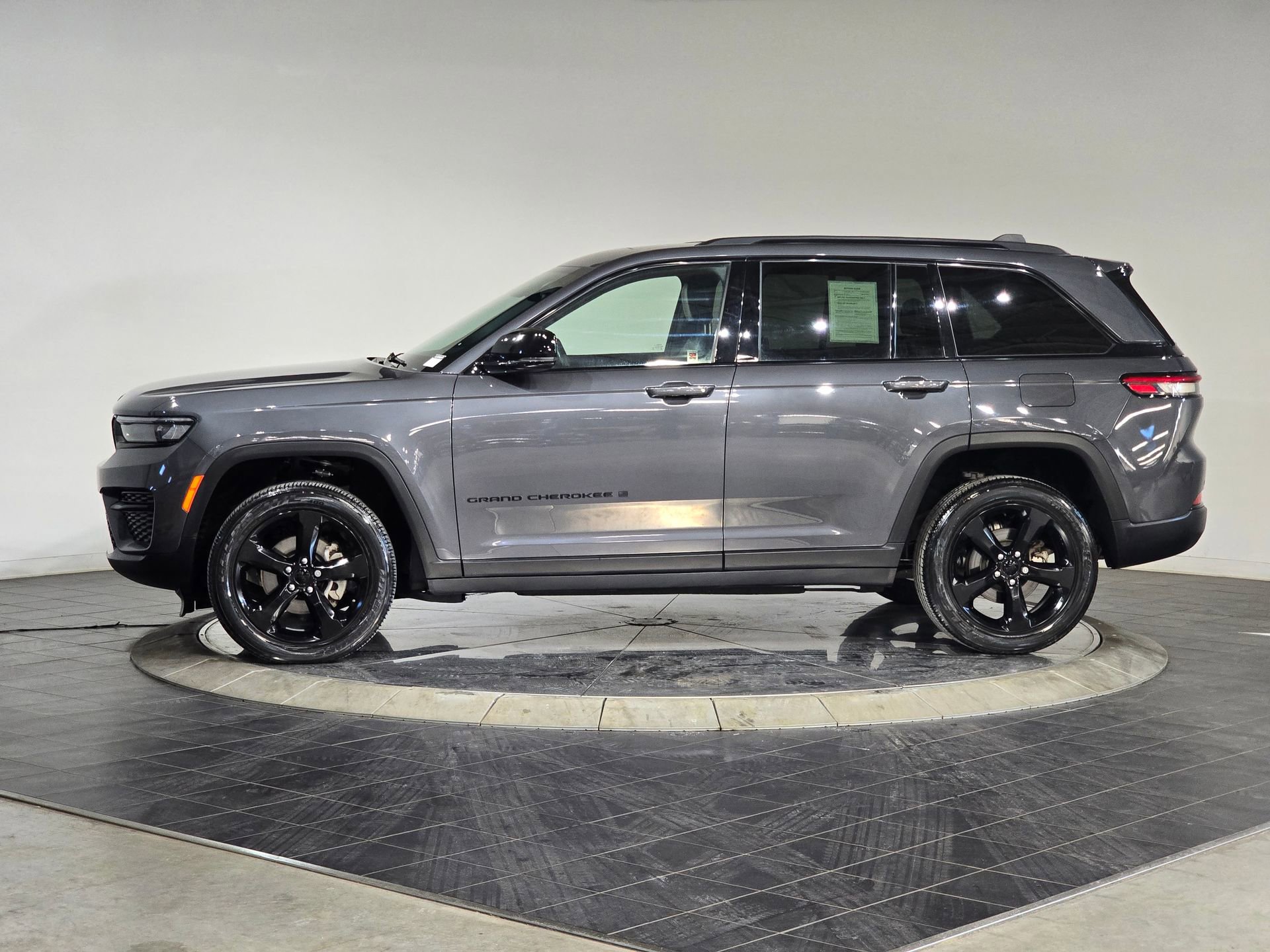 Used 2022 Jeep Grand Cherokee Altitude image 6