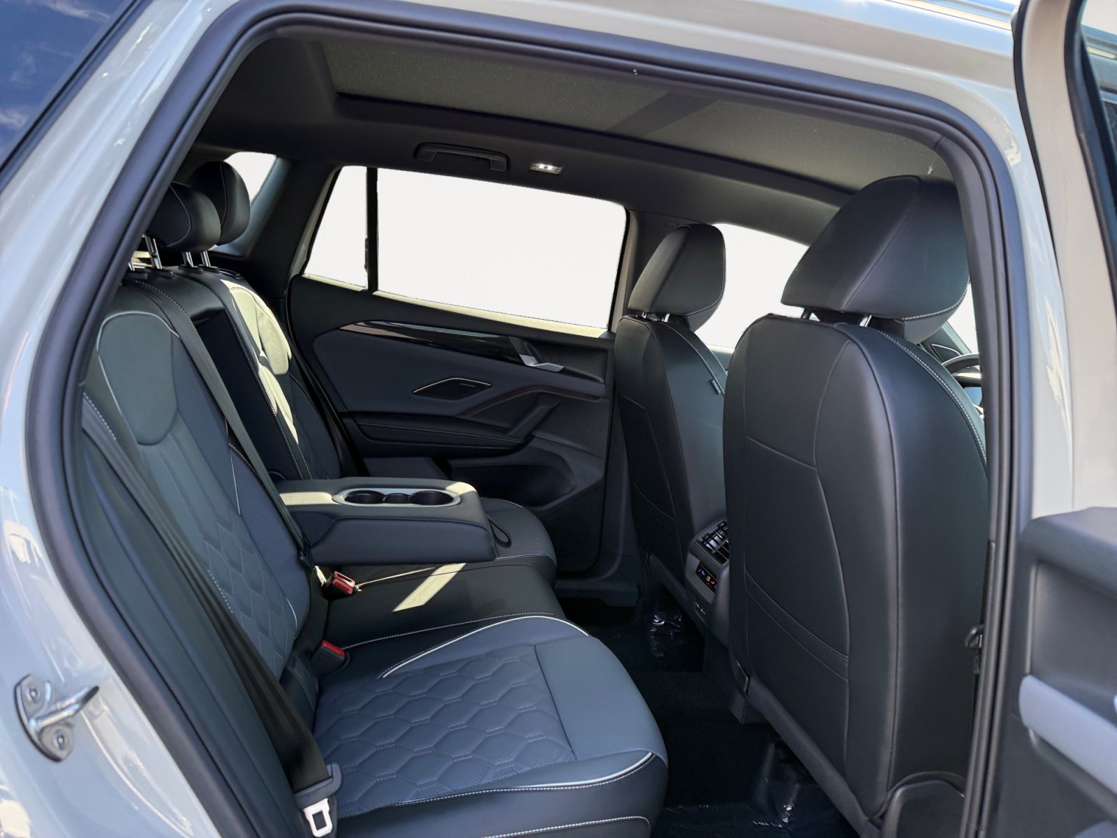 New 2026 Volkswagen Tiguan SEL R-Line AWD/4WD image 18