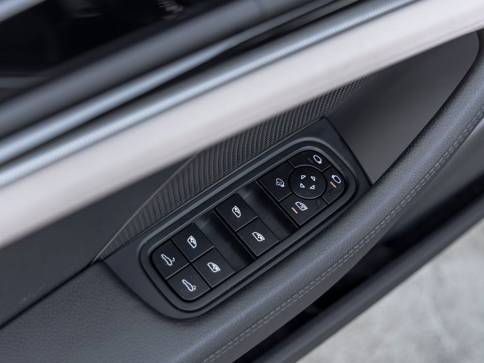 Certified 2025 Porsche Panamera RWD image 23