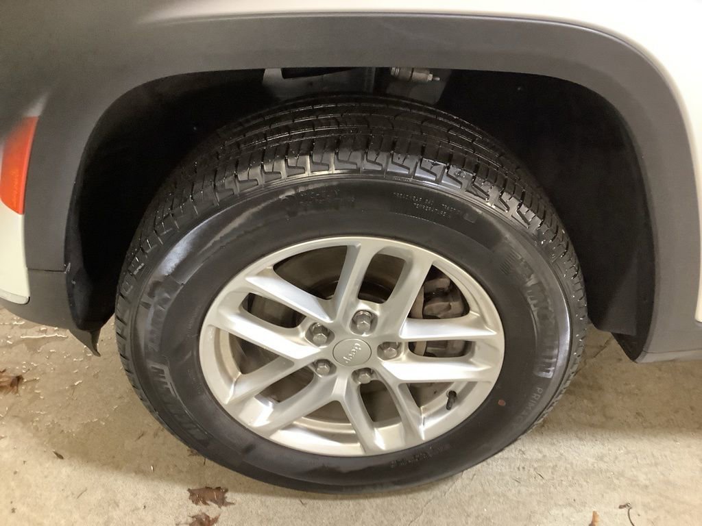 Certified 2023 Jeep Grand Cherokee L Laredo image 13