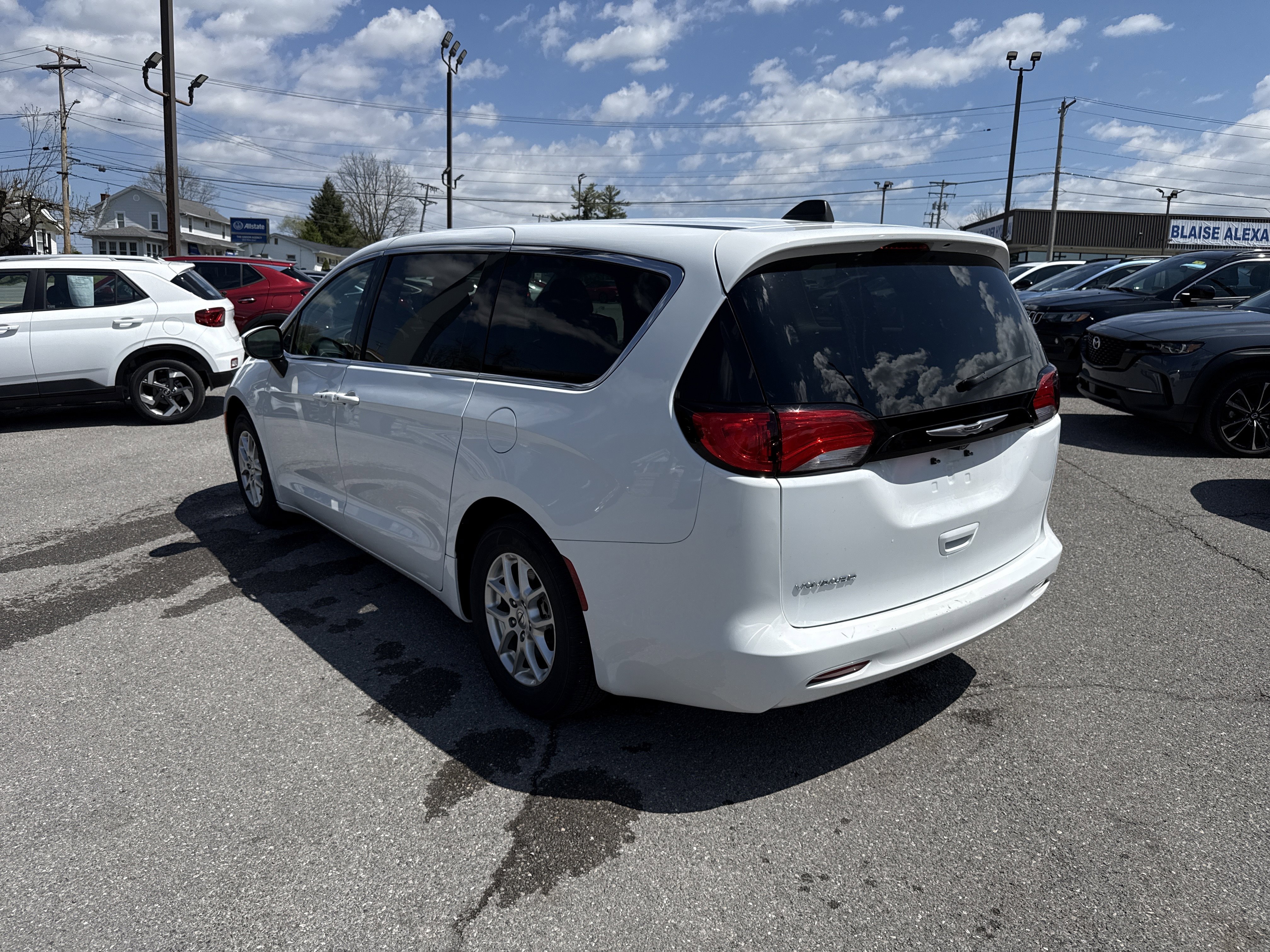 Used 2023 Chrysler Voyager LX FWD image 5