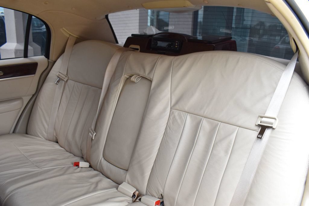 Used 2007 Lincoln Town Car Executive RWD image 21