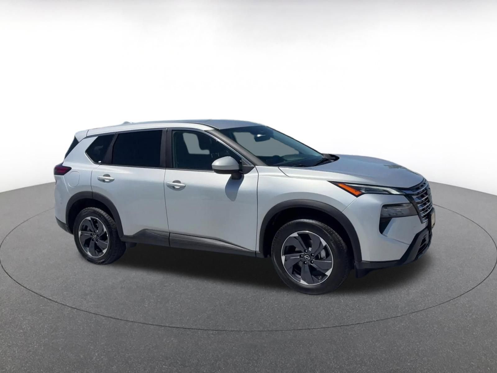 Used 2025 Nissan Rogue SV FWD image 2